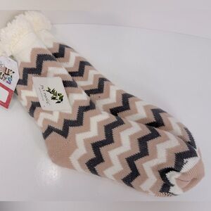 NWT - Muk Luks Sherpa Lined Knit Cabin Socks With Infused Jojoba Oil